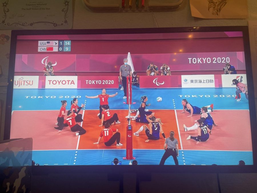 The sitting volleyball event in the Paralympics is displayed on a TV.