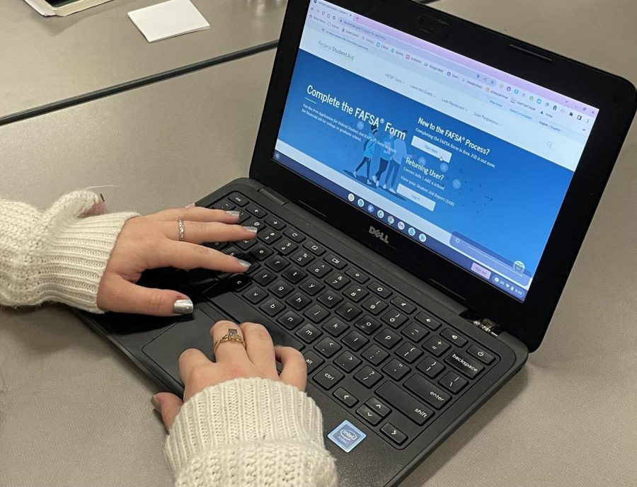 A student is seen applying for FAFSA through the FAFSA website.