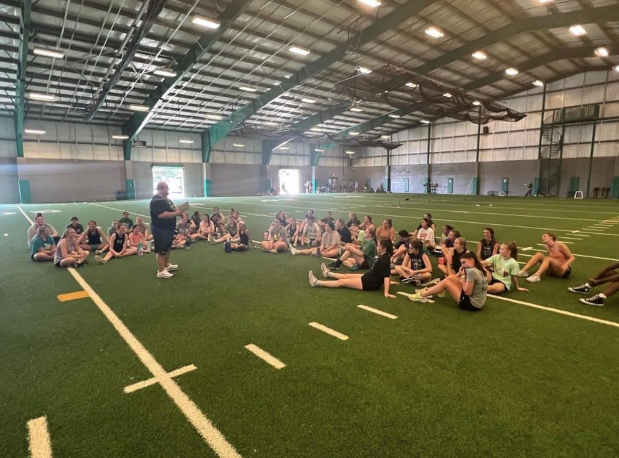 Strength+and+conditioning+coach+Monte+Sparkman+instructs+a+group+of+students+during+last+summer%E2%80%99s+training+camp.