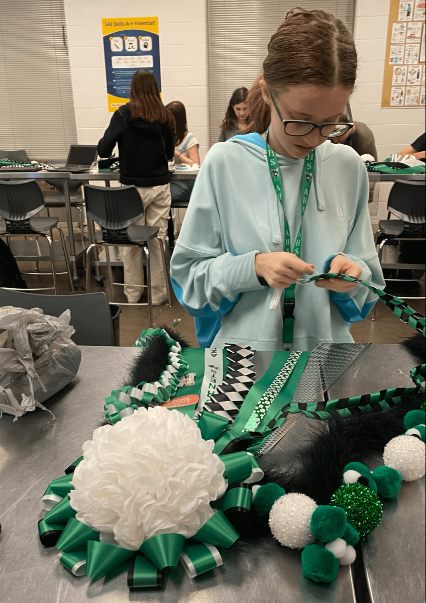 Sophomore Kenlee Mooney assembles her mum in floral design class.